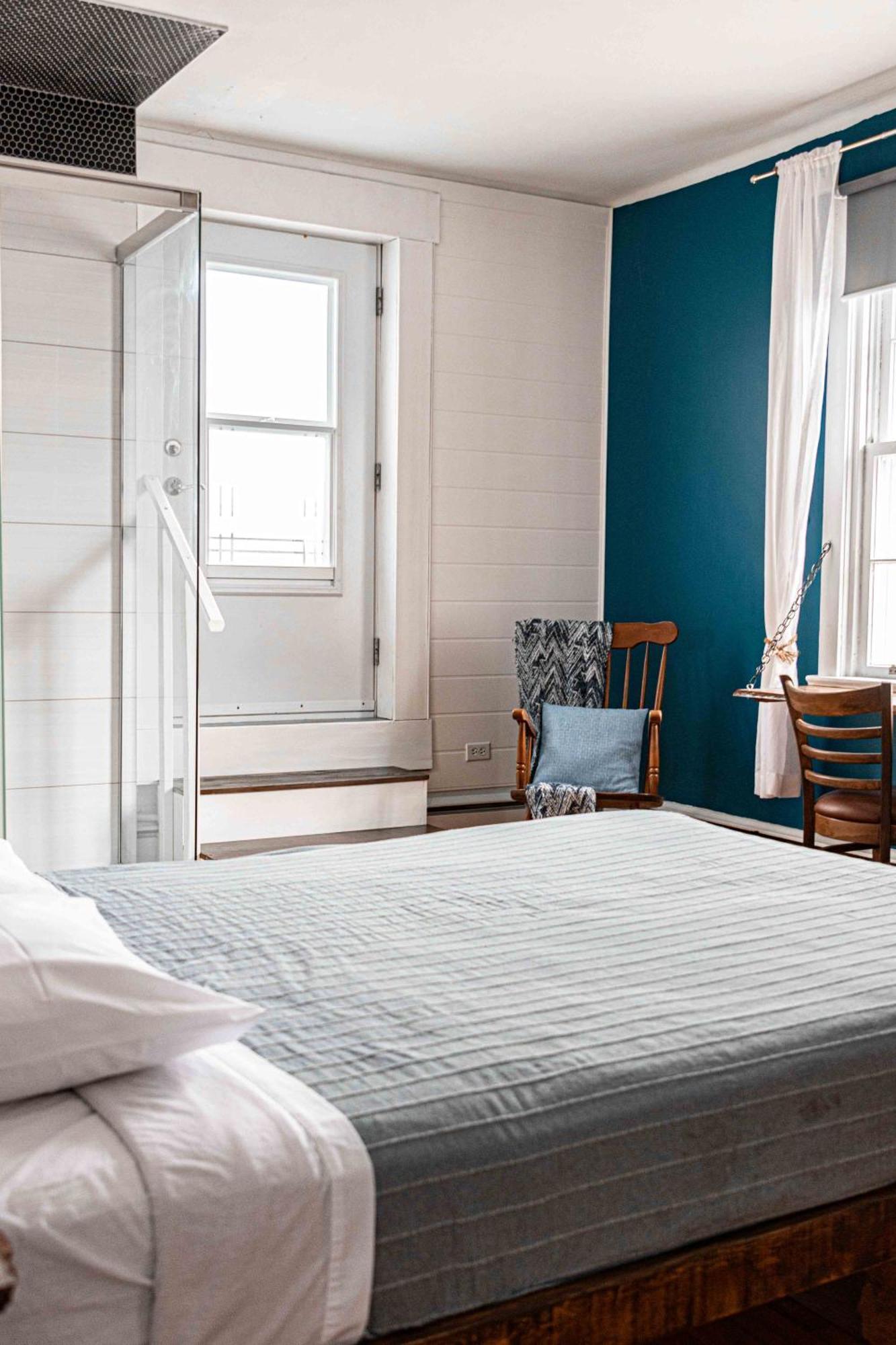 La Secousse Hostel *